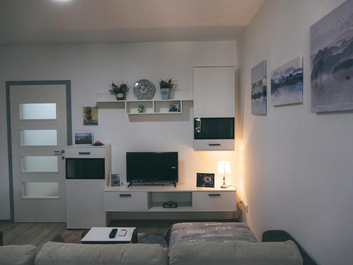 Cozy Corner Apartments - Free Parking & Wi-Fi Cuprija Bagian luar foto
